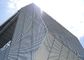 Rozszerzona metalowa osłona przeciwsłoneczna chroni budynek przed silnym światłem słonecznym
